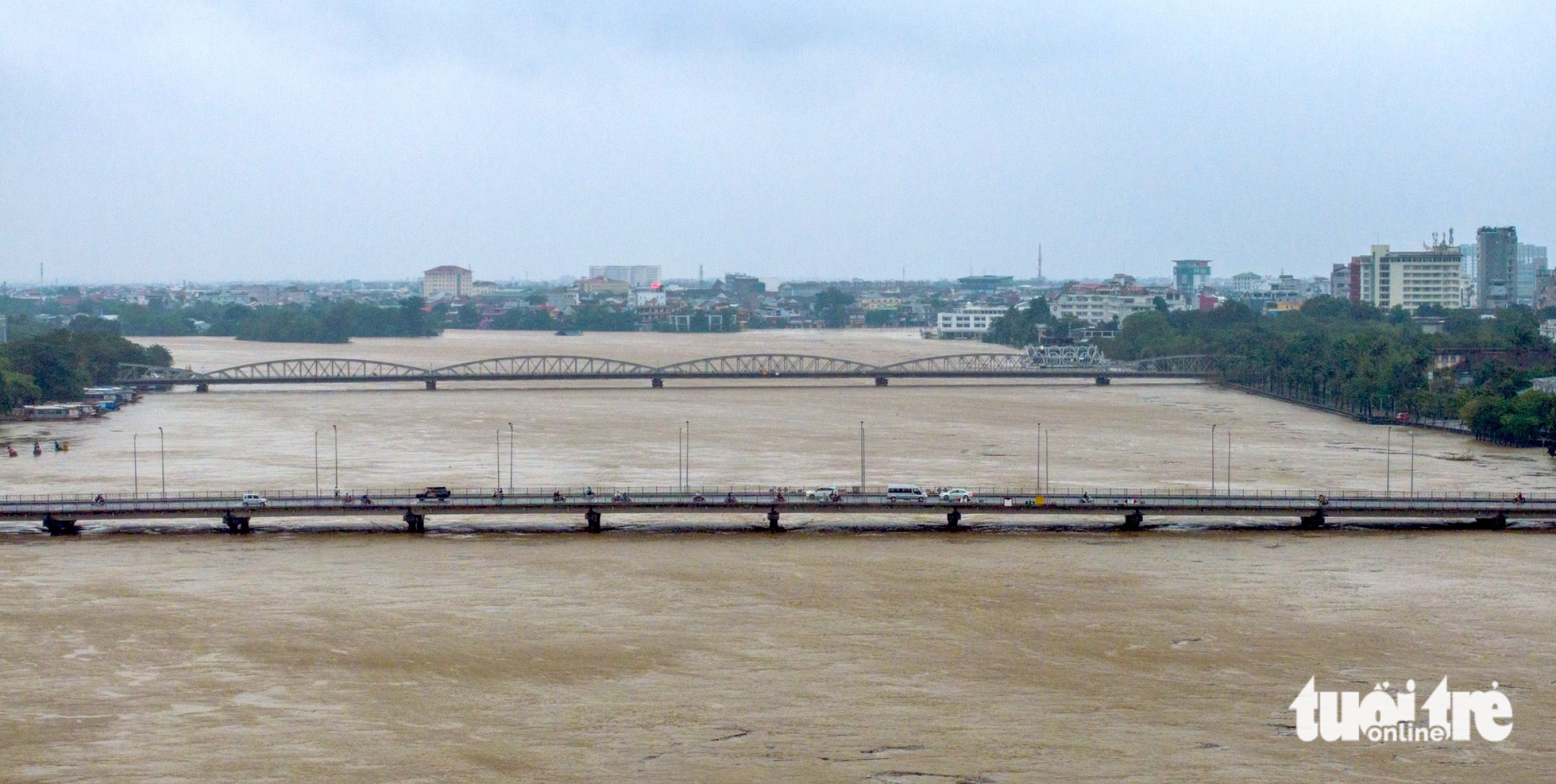 顺化暴雨惊人,部分地区超过1300毫米,多条市中心道路严重积水